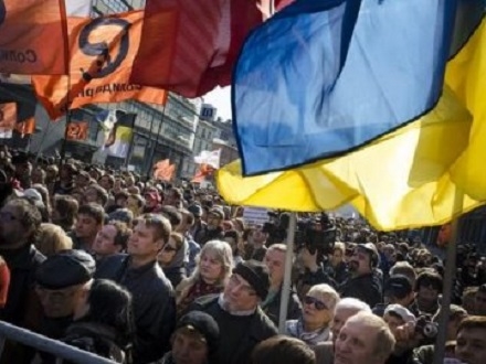 Vijorile se ukrajinska i komunističe zastave (Foto: Blic/AP)